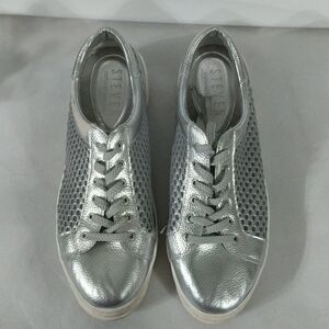 STEVEN by Steve Madden Natural Comfort Napaw Silver Mesh Sneaker - size 9 Wide